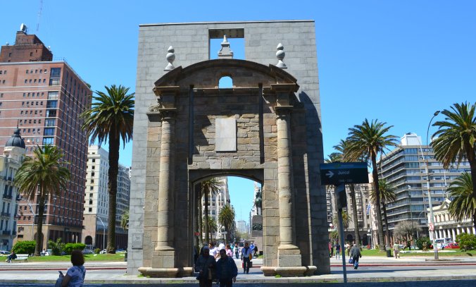 Porta da Cidadela com a praça da Independência ao fundo